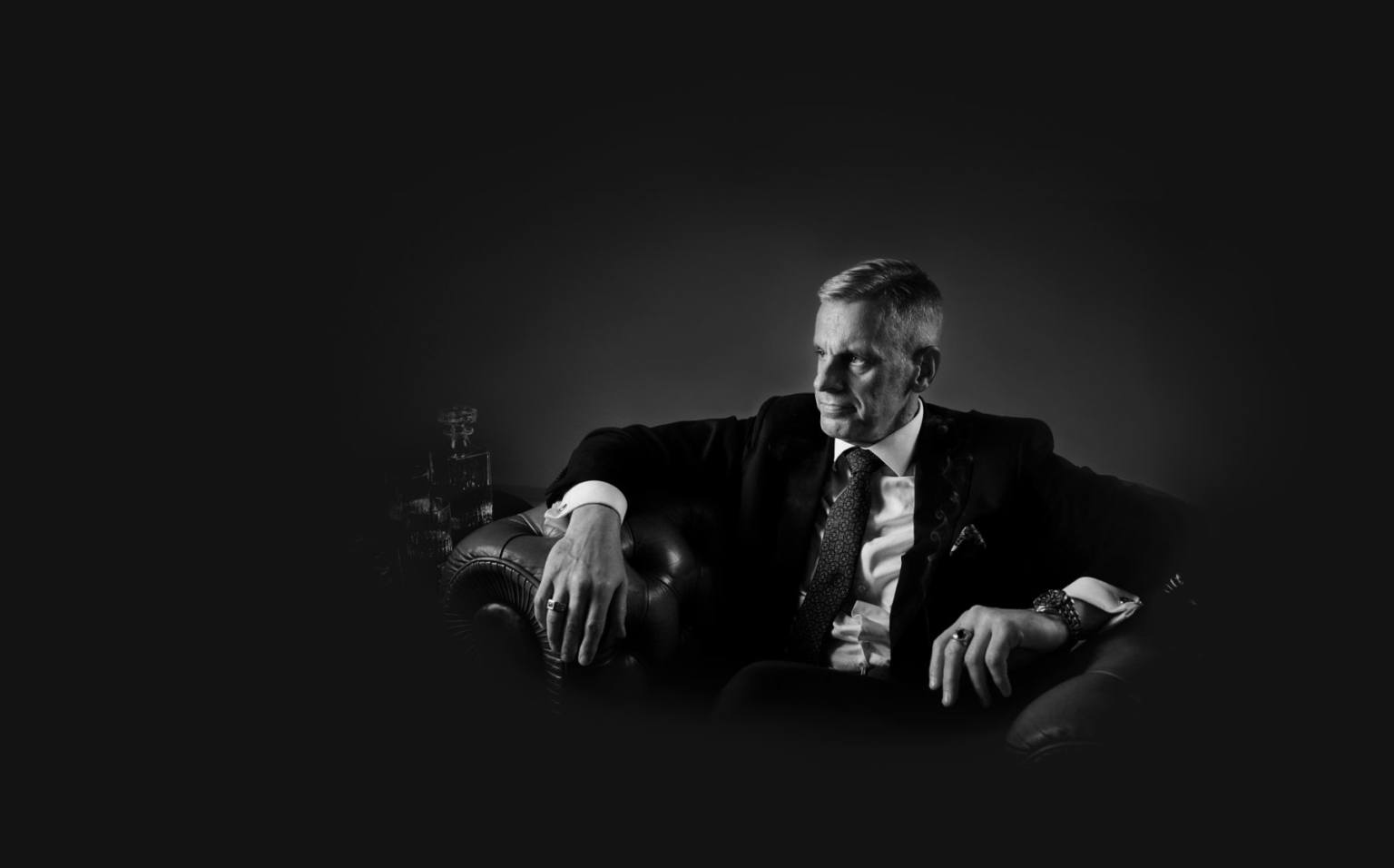 Advokāts Rusanovs gracozi sēž krēslā